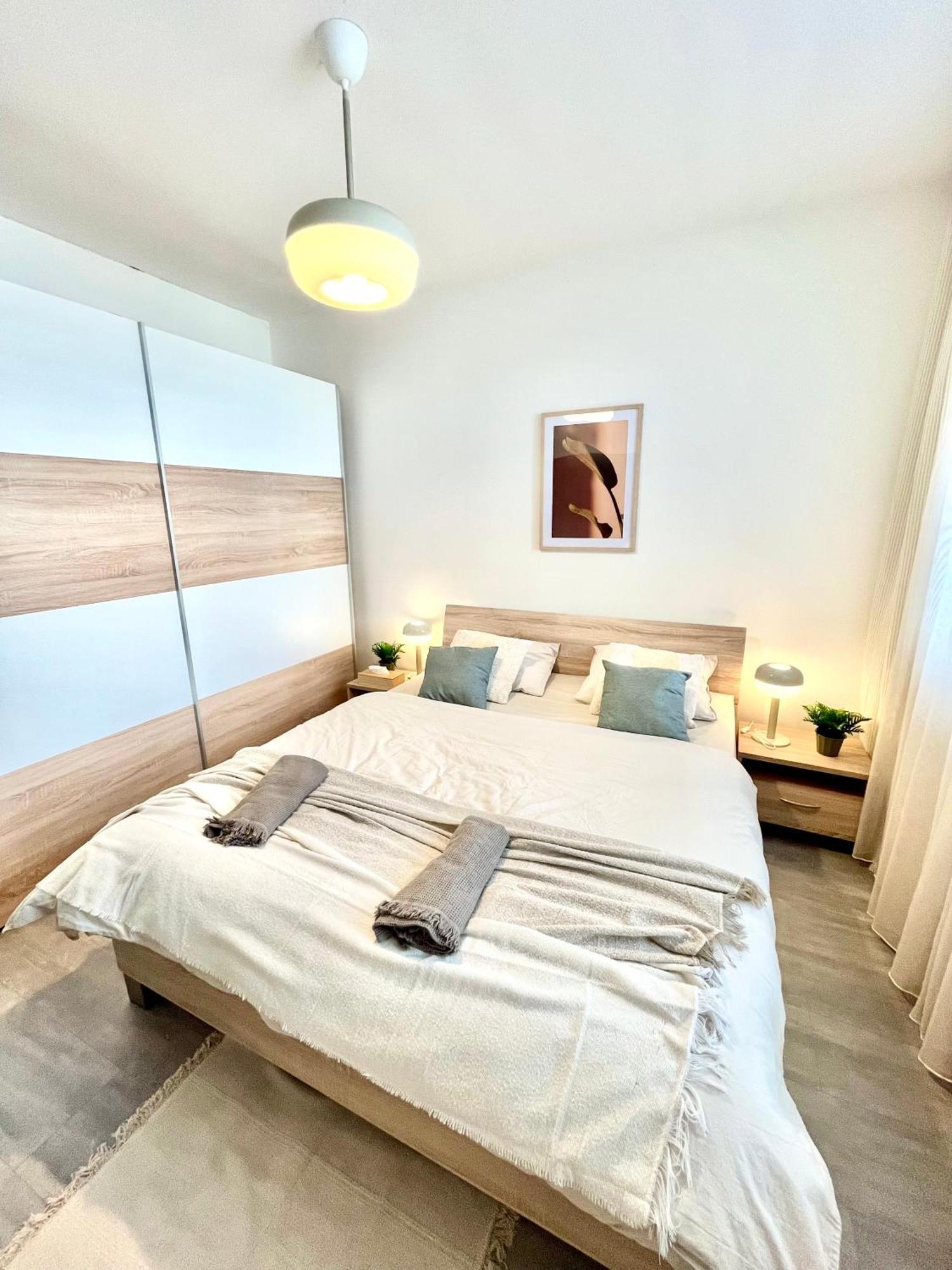 The Elite Suite Downtown 2- Bedroom Apt Ac & Garage Parking Братислава Экстерьер фото