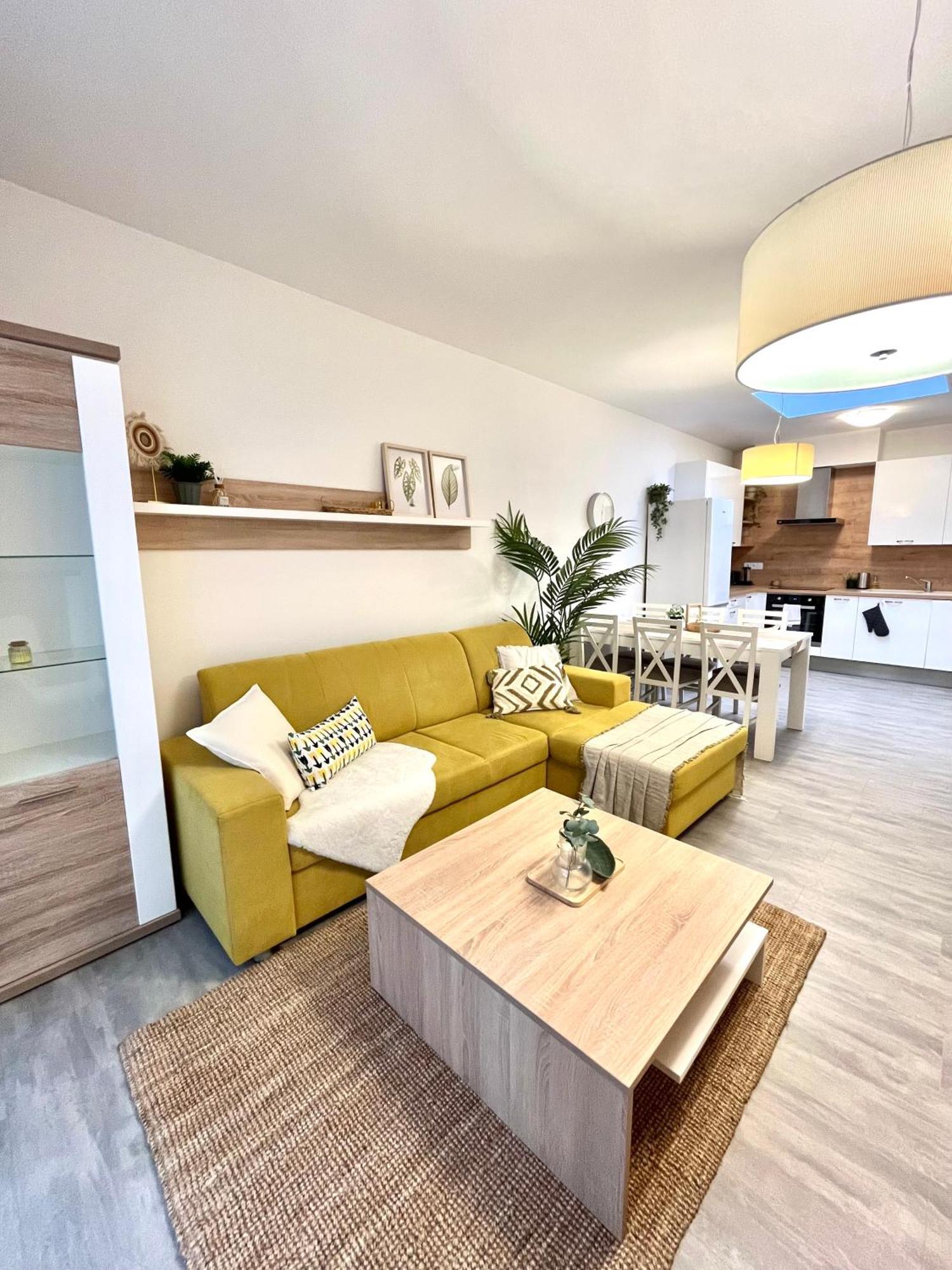 The Elite Suite Downtown 2- Bedroom Apt Ac & Garage Parking Братислава Экстерьер фото