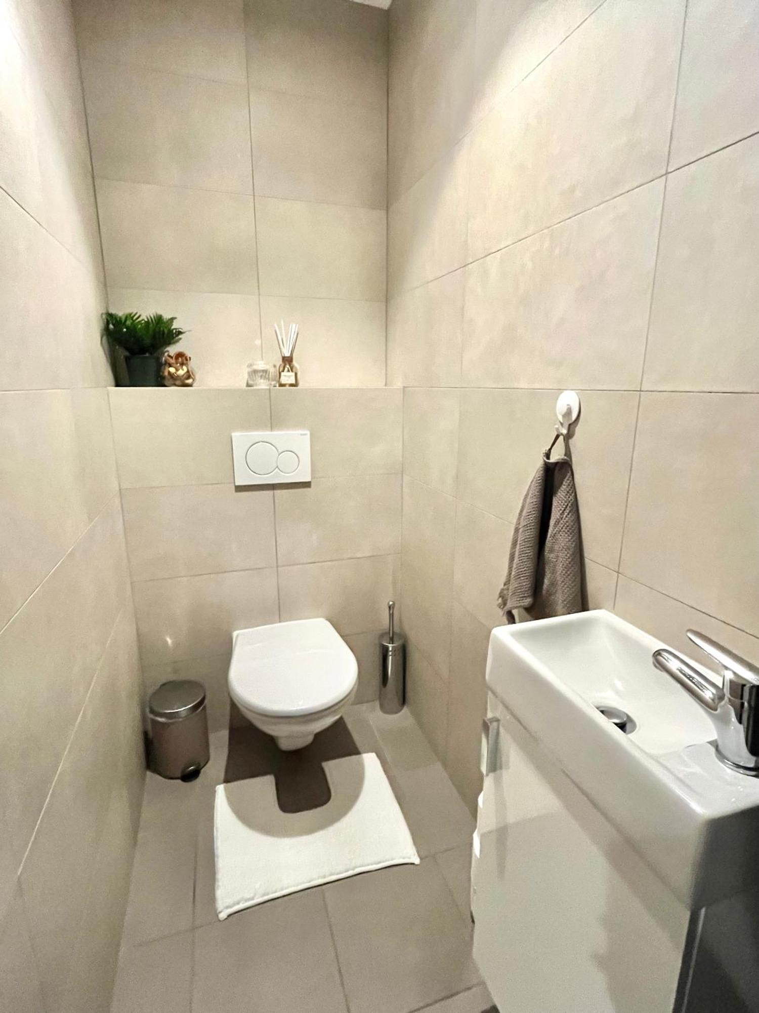 The Elite Suite Downtown 2- Bedroom Apt Ac & Garage Parking Братислава Экстерьер фото