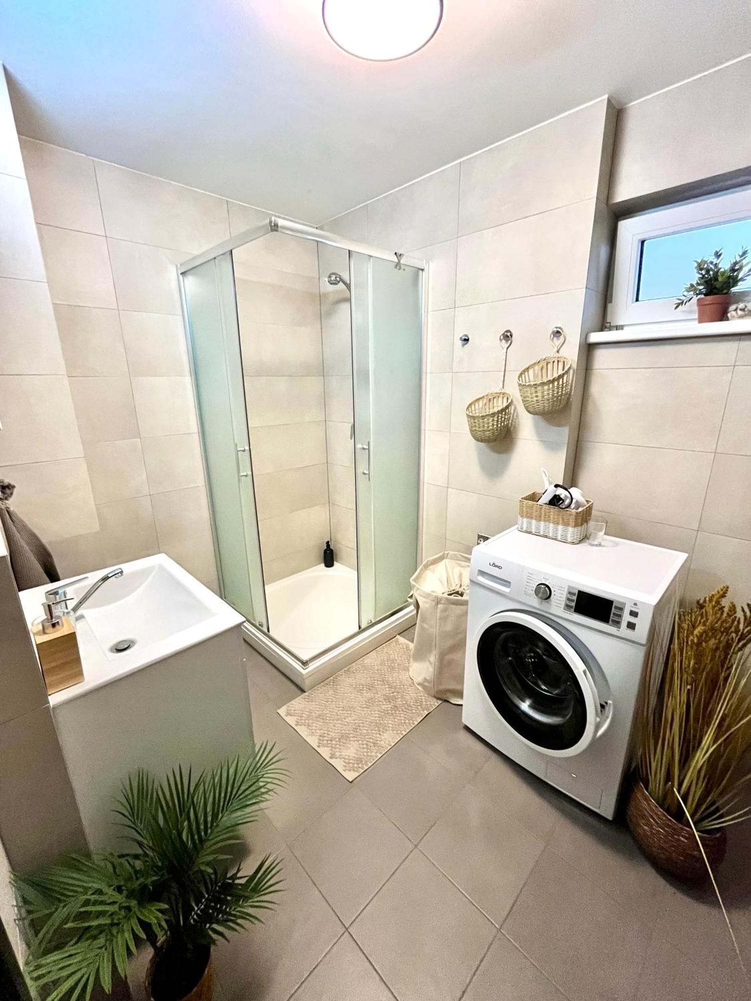 The Elite Suite Downtown 2- Bedroom Apt Ac & Garage Parking Братислава Экстерьер фото