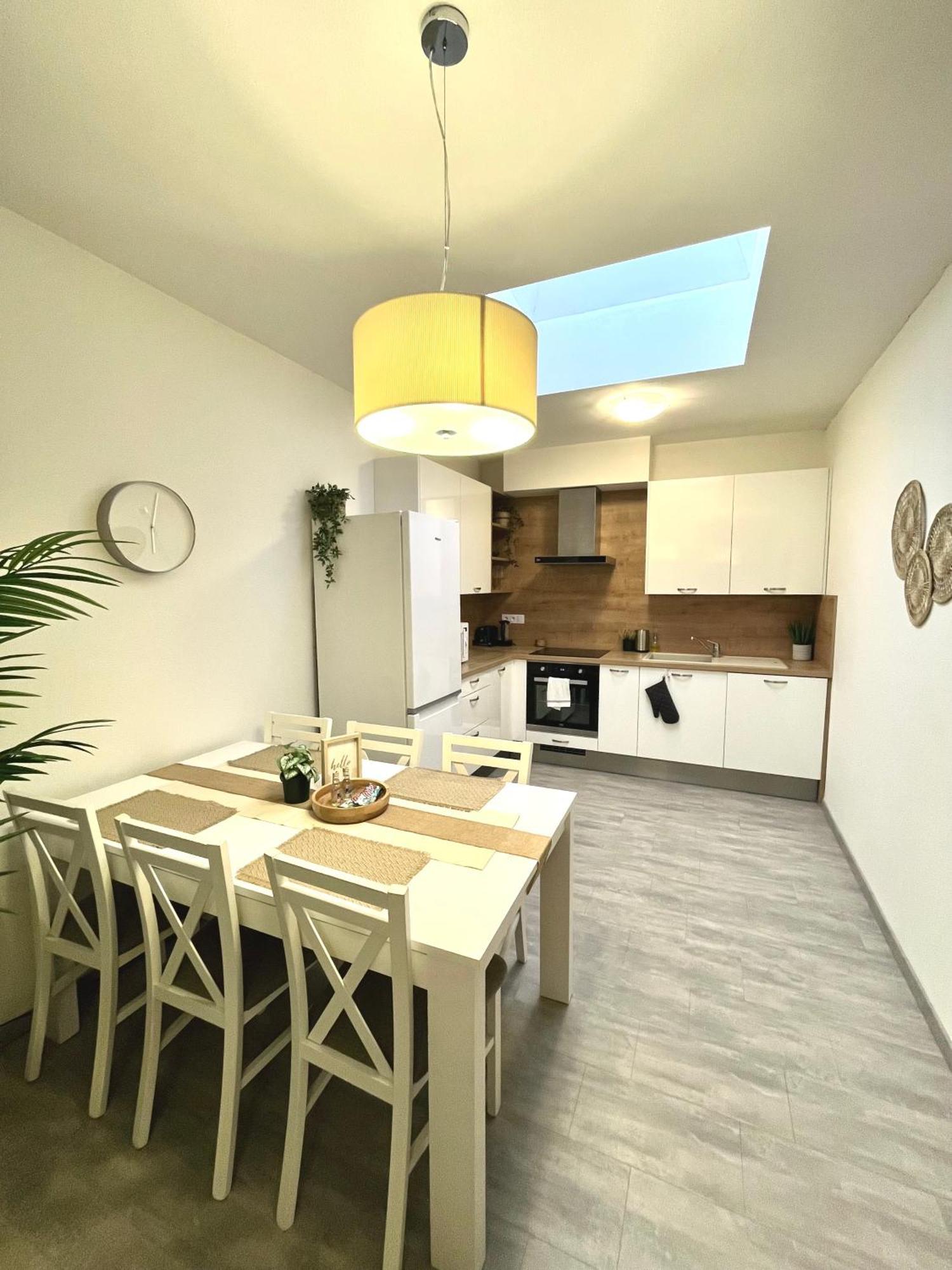 The Elite Suite Downtown 2- Bedroom Apt Ac & Garage Parking Братислава Экстерьер фото