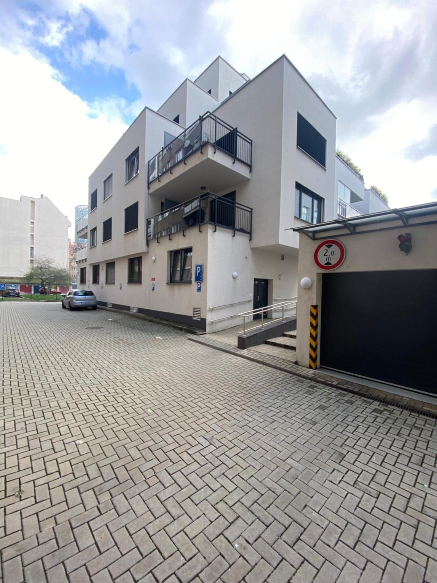 The Elite Suite Downtown 2- Bedroom Apt Ac & Garage Parking Братислава Экстерьер фото